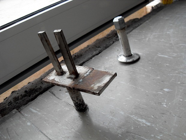 Ny dør - gamle radiatorholdere og -afløb