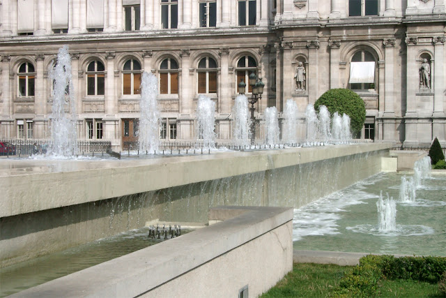 Fontaine de l'Hôtel-de-Ville by François-Xavier Lalanne, Place de l'Hôtel-de-Ville, Paris