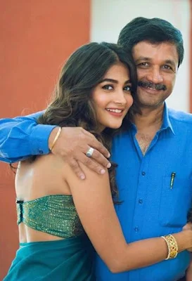 पूजा हेगड़े अपने पिता के साथ आलिंगन लेती हुई Pooja Hegde Father