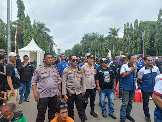 Personil Polsek Purwakarta Polres Cilegon Melaksanakan PAM Hari Buruh di Depan Kantor Walikota Cilegon