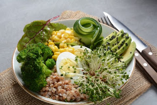 Buddha Bowl un plat de légumes, un oeuf mollet ou dur