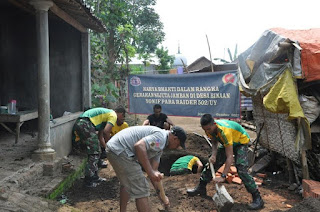 Yonif Para Raider 502 Kostrad Bantu Pembuatan Jamban Warga.