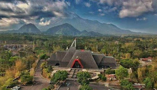 Museum Gunung Merapi merupakan tempat wisata yang sangat menarik bagi pecinta sejarah. Museum ini menampilkan sejarah letusan Gunung Merapi dan benda-benda peninggalan letusan yang terjadi di masa lalu. Museum ini juga menawarkan berbagai aktivitas pendidikan dan workshop bagi anak-anak dan dewasa.