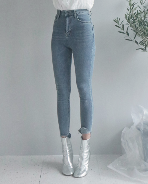 Frayed Step Hem High-Rise Jeans