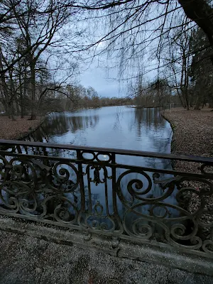 ニンフェンブルク宮殿（Schloss Nymphenburg）の庭園内の橋