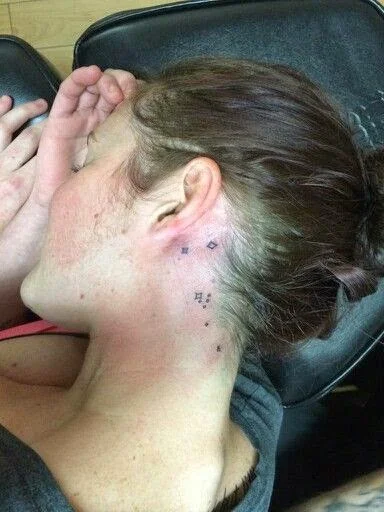 chica con tatuajes de estrellas femeninos y delicados