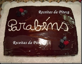 Bolo de aniversário de chocolate com frutos silvestres