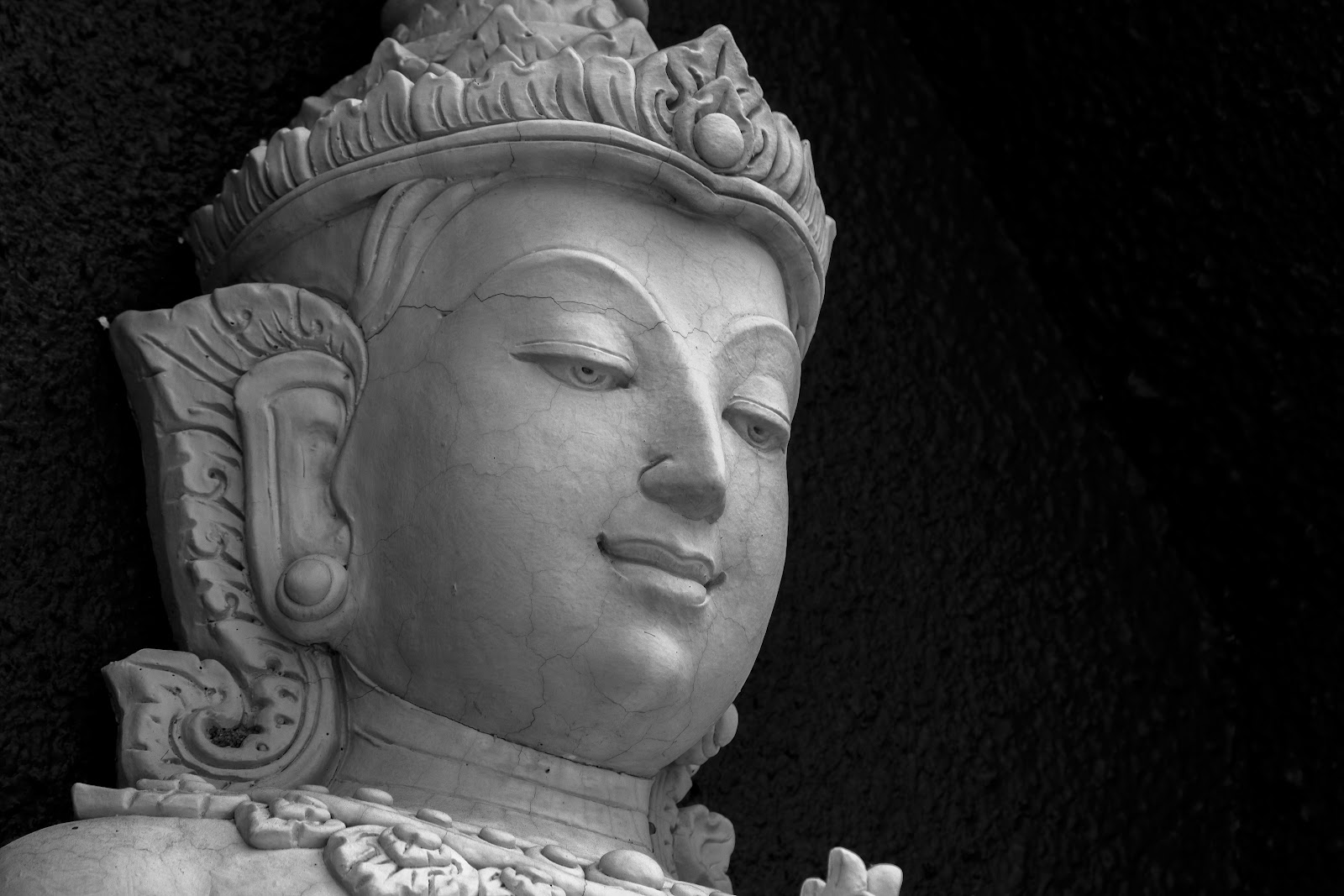 タイの菩薩像の伏し目の顔