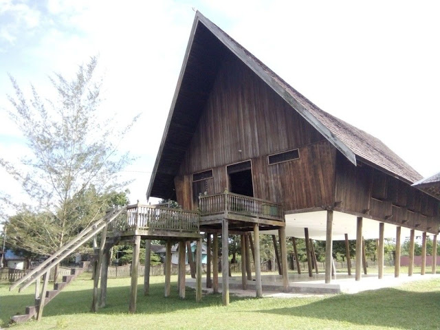 5 Rumah Adat Kalimantan Barat – Sejarah, Filosofi, Keunikan & Contoh Gambar