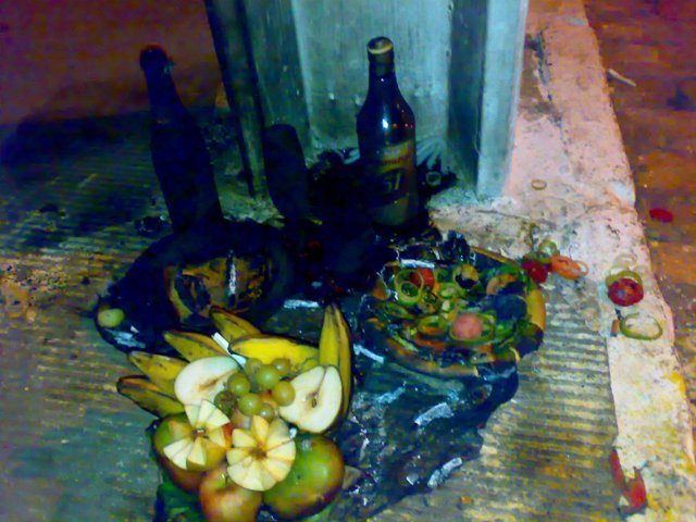 Moradores da Rua Santo Antonio ficam indignados com despacho encontrado no passeio de uma casa.
