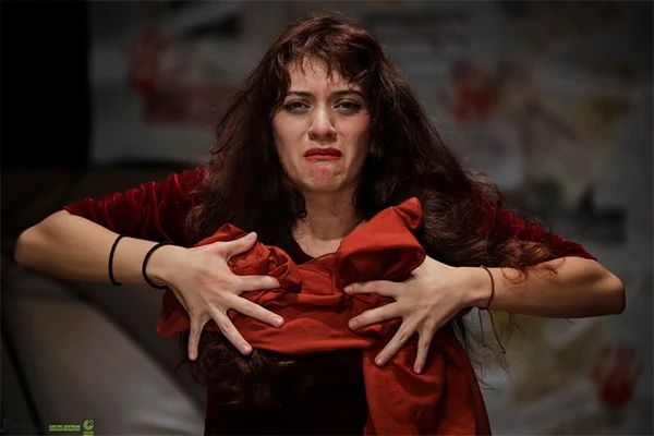 La-lluvia-Testigo-de-una-violacion-teatro