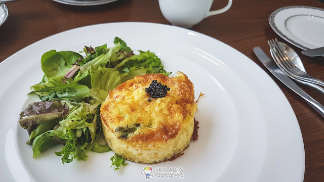 Omelette with lobster meat, asparagus and caviar as topping  龙虾芦笋煎蛋卷加鱼子酱