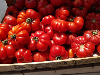 Tomates sur le marché de Ballarò à Palerme