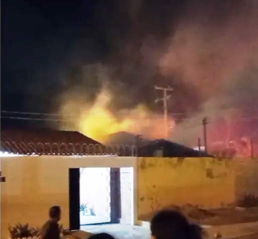 Mãe é suspeita de incendiar casa e matar as filhas na praia da Pedra do Sal; mulher foi achada morta