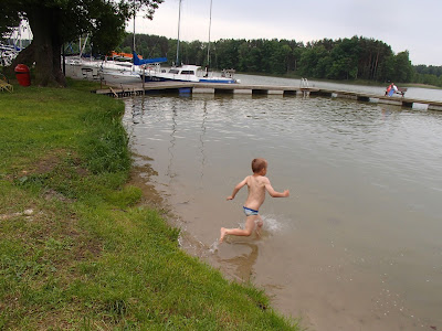 Mazury, Jezioro Nidzkie, Nida, port "Pod Dębem", zabawa nad jeziorem, pływanie w jeziorze