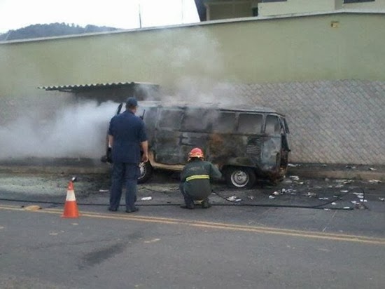 Kombi em chamas 02a