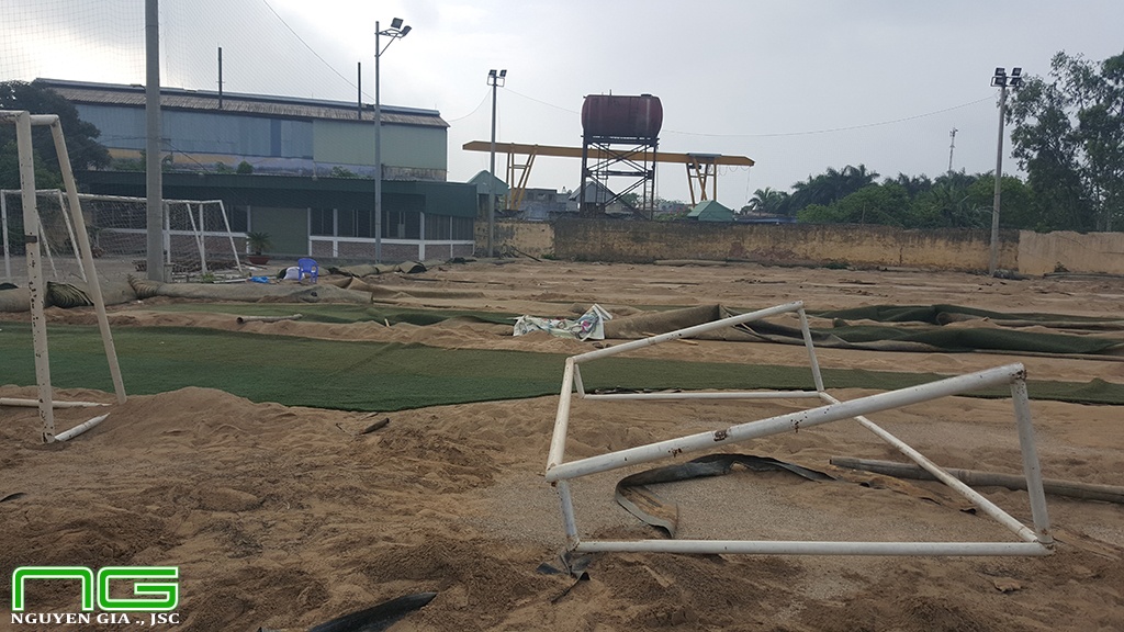Bóc sân cỏ nhân tạo thanh lý