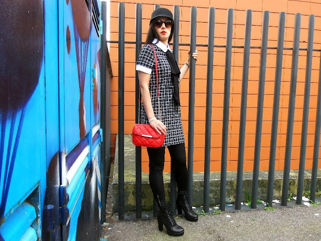 look estilo british vestido college con toque hard