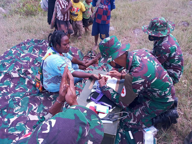 Satgas Pamrahwan Yonif 756/WMS Lakukan Pengobatan Keliling di Kampung Jila