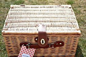 Savisto Luxury 4 Person Wicker Picnic Basket with Full Picnic Set 