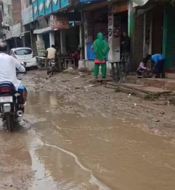 बैरगनिया:बारिश के बाद सड़को का बुरा हाल, बिगड़ी शहर के सड़कों की सूरत