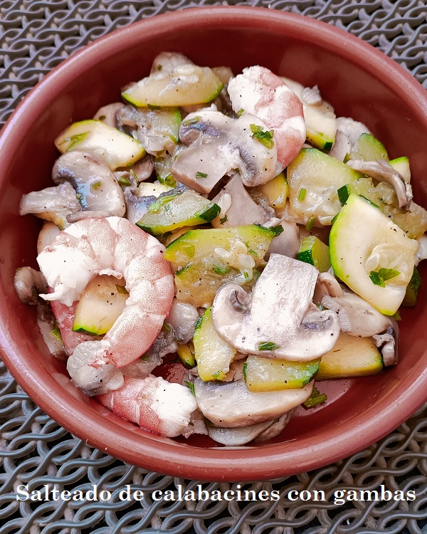 Salteado de calabacines con gambas