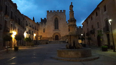 GR-175 Ruta del Cister, Santes Creus a Rocafort de Queralt, plaça de Sant Benet Calbó i recinte emmurellat del Monestir de Santes Creus