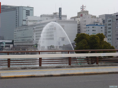 中之島からの放水