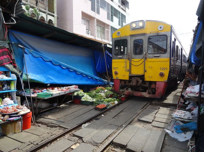 maeklong-railway-market-2