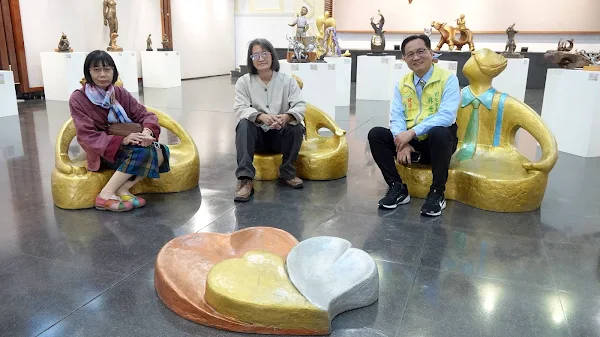 ▲王昭旺、何玟瑾伉儷的作品都充滿了「幸福與愛」的力量。（記者林明佑攝）