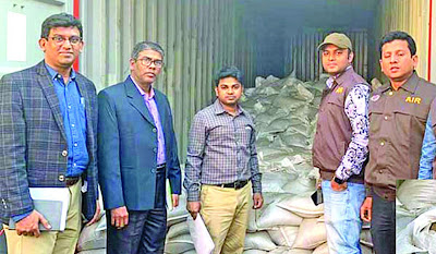 সুতার বদলে আবারও বালু আমদানি করে টাকা পাচারের অভিযোগ উঠেছে সোহারা ফ্যাশন লিমিটেড নামে একটি প্রতিষ্ঠানের বিরুদ্ধে। প্রতিষ্ঠানটি চীন থেকে সুতা আমদানির ঘোষণা দিয়ে ৪৯ হাজার ৬৯৭ ডলারের বালুভর্তি কনটেইনার এনেছে চট্টগ্রাম বন্দরে। গতকাল বন্দরের ইয়ার্ডে গোপন সংবাদের