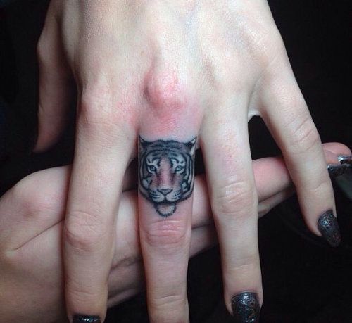 Tatuagens nos dedos - 68 ideias femininas
