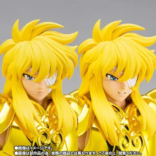 Figura Acuario Hyoga de Saint Cloth Myth EX por Bandai, con armadura dorada y accesorios intercambiables.