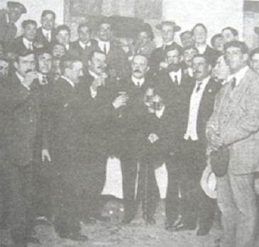 Pedro Sánchez de Neyra con diversos presidentes de clubes de fútbol en 1910