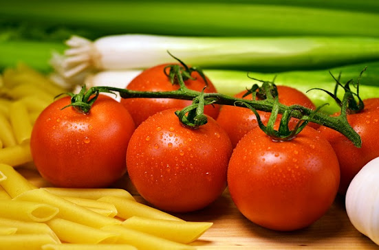 Vine tomatoes, green onions and pasta noodles