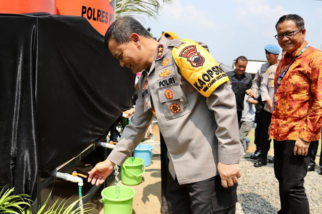 Kapolda Jateng Beri Bantuan Sumur Bor dan Paket Sembako untuk Warga Pekalongan yang Alami Kekeringan