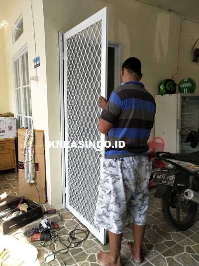 Pintu Expanda Aluminium pemasangan di Rumah Bpk Iskandar perumahan Anyelir Depok