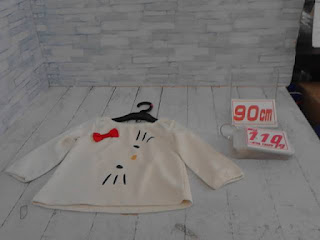 中古品　子供服　９０ｃｍ　ホワイト　キティちゃんプリント　長袖Ｔシャツ　１１０円