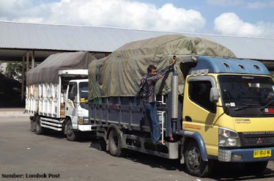 Truk pengangkut material