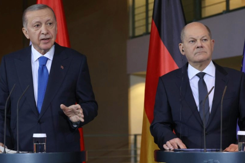 O presidente da Turquia, Recep Tayyip Erdogan, e o chanceler alemão, Olaf Scholz, fazem declarações à imprensa nesta sexta-feira, 17 de novembro de 2023 | Foto: EFE/EPA/FILIP SINGER