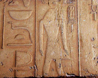 Homossexualidade no Egito Antigo - Rá, Osíris, Rei Neferkare e General Sasenet - Pepi II num baixo-relevo em sua pirâmide em Saqqarah