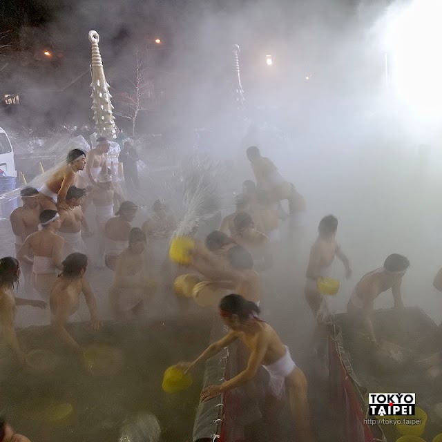 【登別溫泉湯祭】寒冬裡潑灑熱湯　在霧氣中祈願溫泉更燙更豐沛