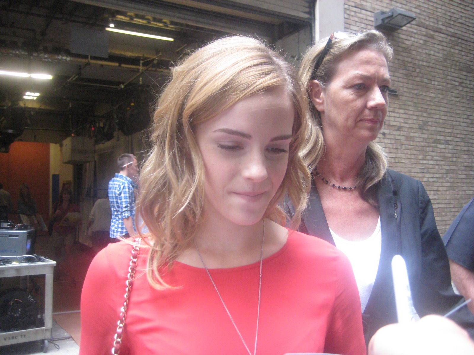 Imágenes de Emma Watson en el set y a la salida del Programa Regis ...