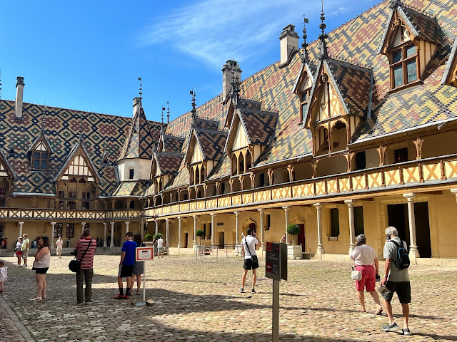 foto do Asilo de Beaune. Os telhados cobertos com telhas de terracota vitrificadas policromadas desenham figuras geométricas extraordinárias