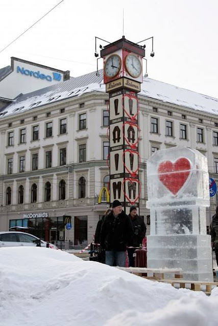 Февраль 2010 года. Рига. Часы "Лайма" и ледяная скульптура