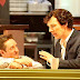 Benedict Cumberbatch toma café durante el rodaje de Sherlock