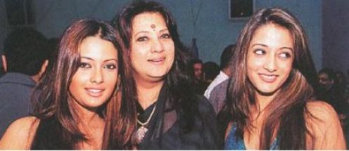 Riya And Riama Sen With Her Mother's Pictures