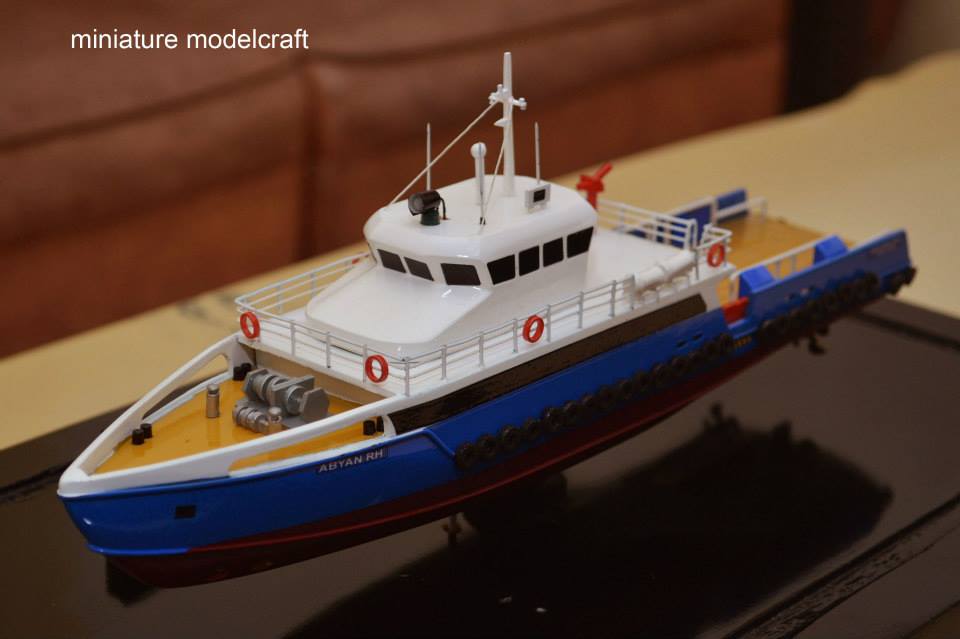 miniatur kapal crew boat cb peacock satu milik pt baruna raya logistics bikinan cv rumpun artwork