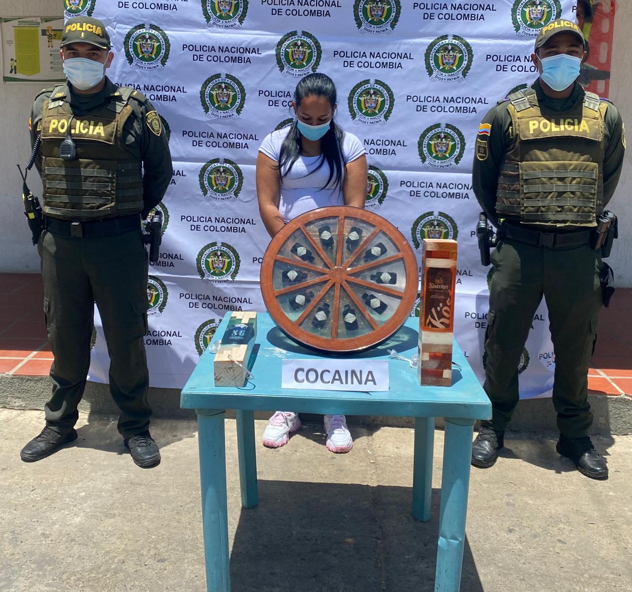https://www.notasrosas.com/Con cocaína líquida, Policía Guajira captura mujer en Maicao