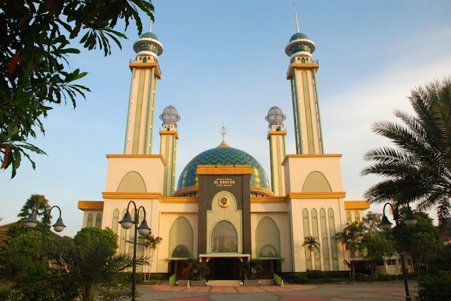 Hasil gambar untuk Masjid Jami Al Barkah Jalan Bangka Jakarta
